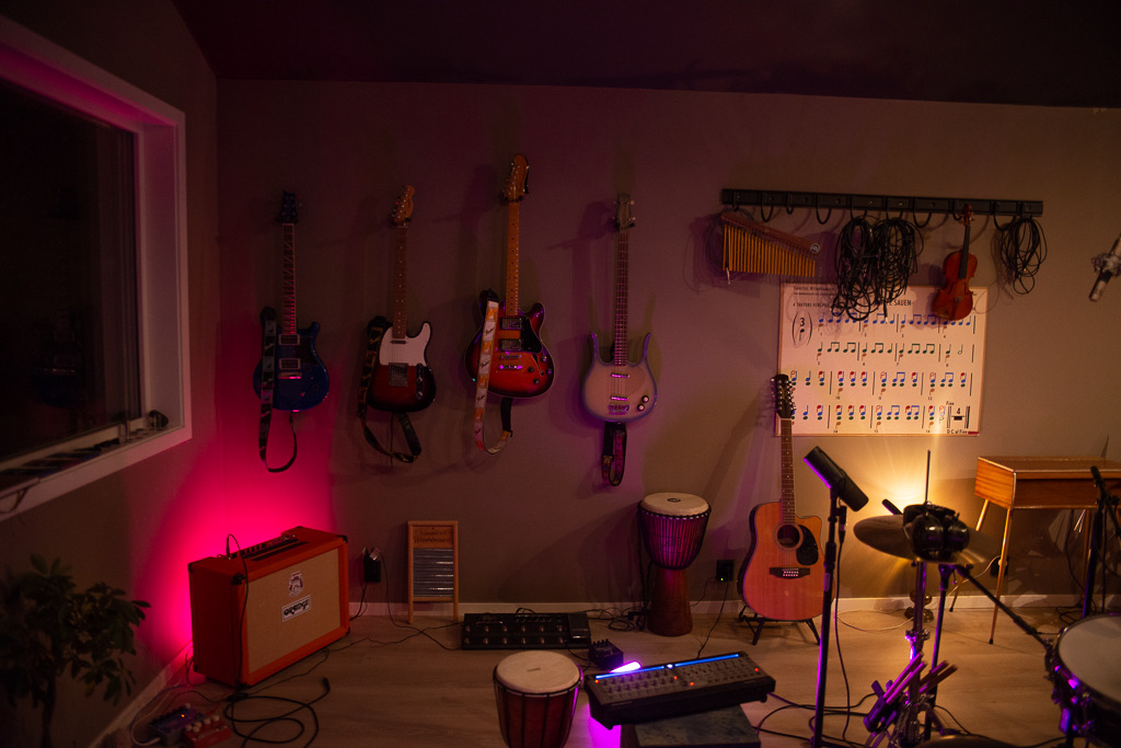 Gitarer på veggen, forsterker og perkusjon i studio