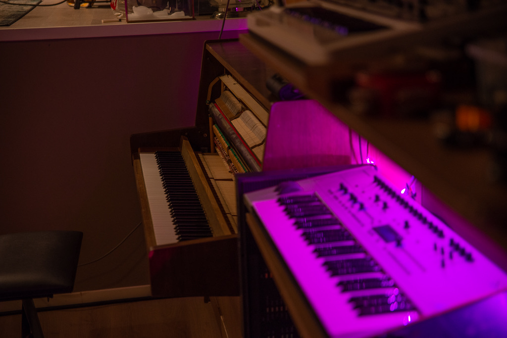 Synthesizer og piano i lilla lys